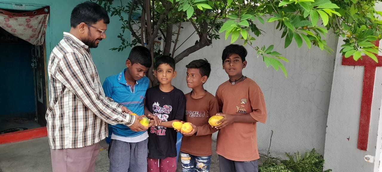 పాఠశాల పునః ప్రారంభం సందర్బంగా,చదువే జీవితంలో వెలుగు అని పండ్లు పంపిణి.