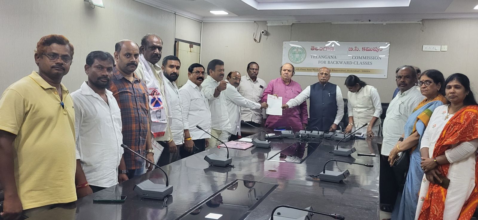 బీసీ కమిషనర్ చైర్మన్ జి నిరంజన్ కి వినతి పత్రాన్ని అందజేసిన కూకట్పల్లి జనసేన నాయకులు : ప్రేమ్ కుమార్