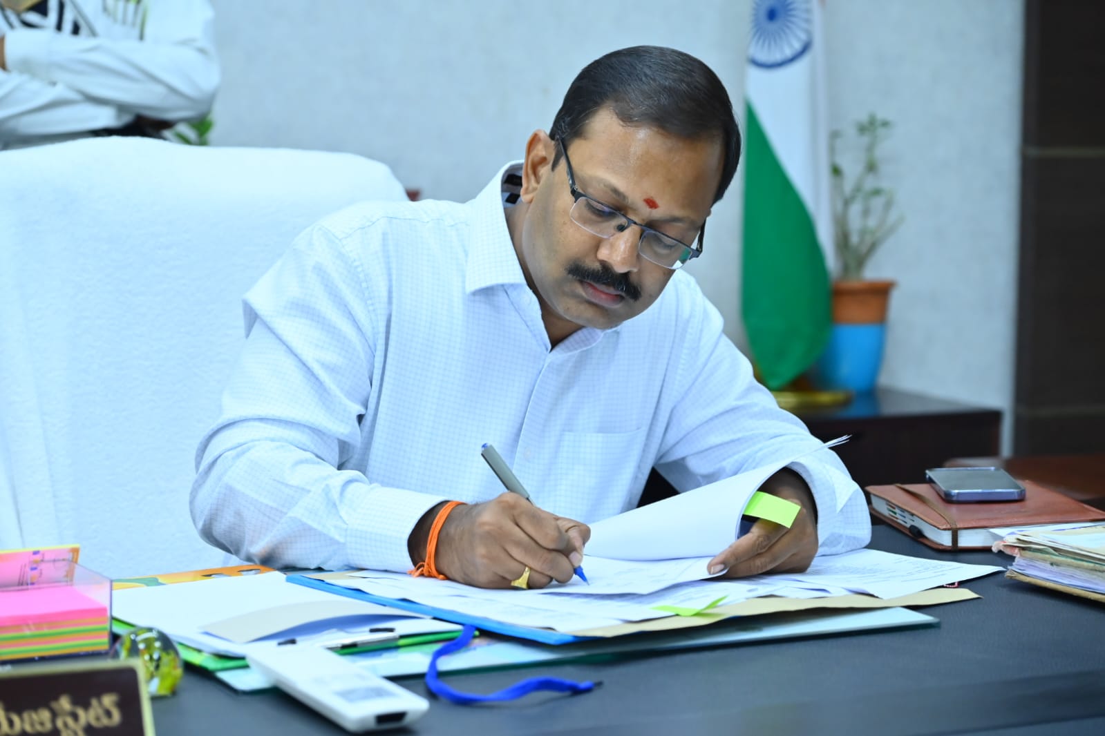 బాధ్యతలు స్వీకరించిన కలెక్టర్ టి.వినయ్ కృష్ణారెడ్డి..!