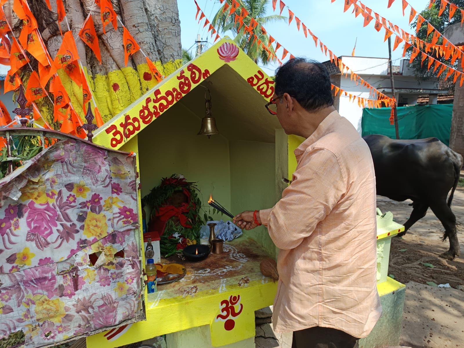 వెదుళ్ళమ్మను దర్శించుకుని ప్రత్యేక పూజలు చేసిన నీరుకొండ