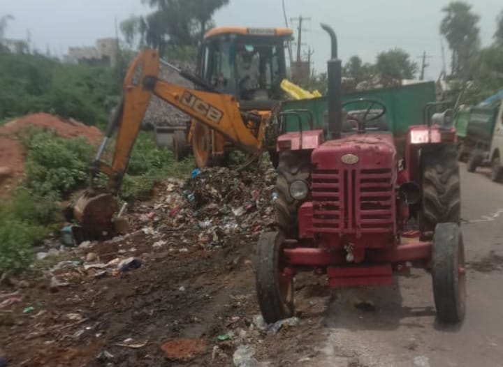 పూడిమడకలో చెత్త తొలగింపు పనులు