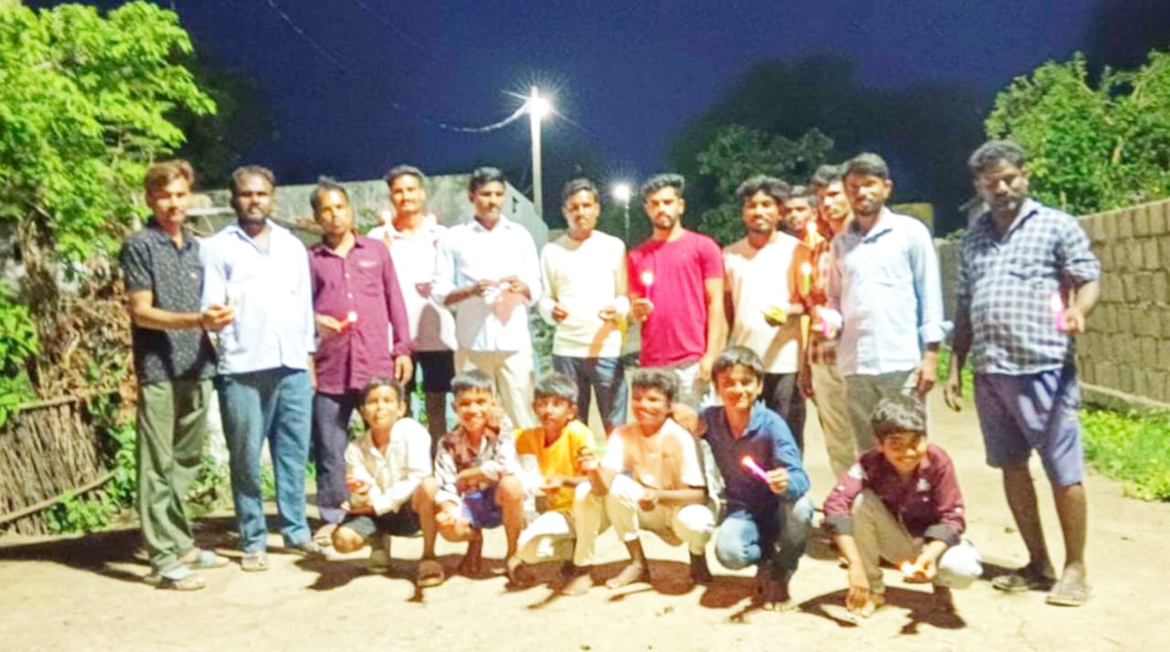 విమాన ప్రమాద మృతులకు నివాళి