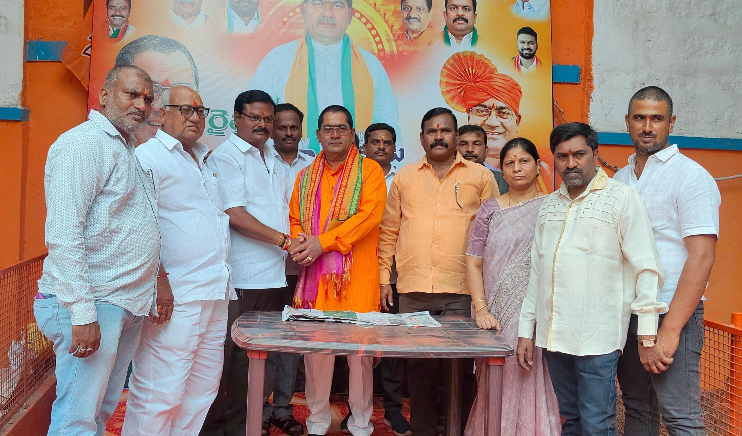 హర్షణపల్లి సూర్యారావు కి జన్మదిన శుభాకాంక్షలు తెలియజేసిన రాష్ట్ర బీసీ నాయకులు జర్నలిస్టు తెల్ల హరికృష్ణ.శ్రీనివాస్ రెడ్డి