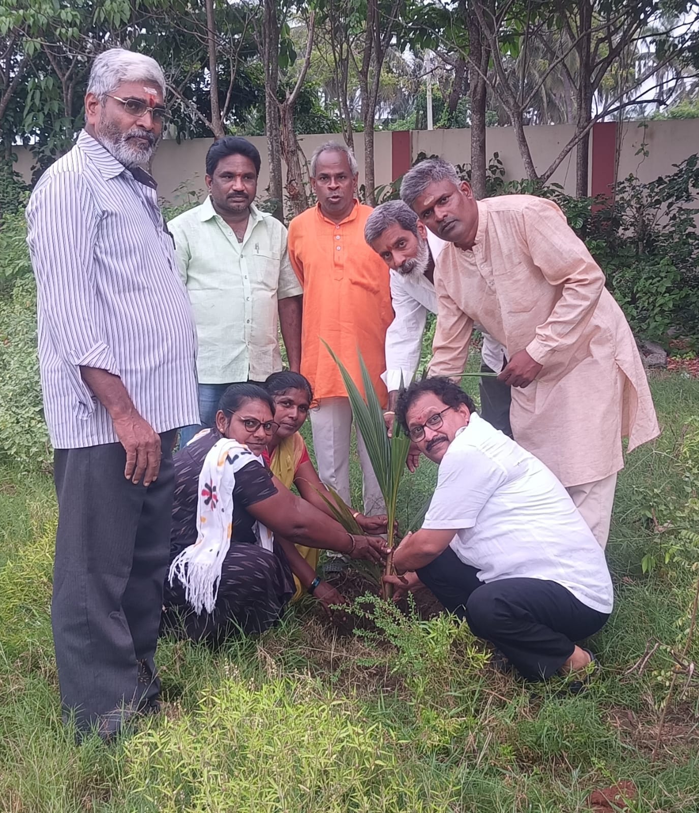పర్యావనం నీ కాపాడినందుకు ప్రతి ఒక్కరూ అమ్మకోసం ఒక మొక్క నాటాలి