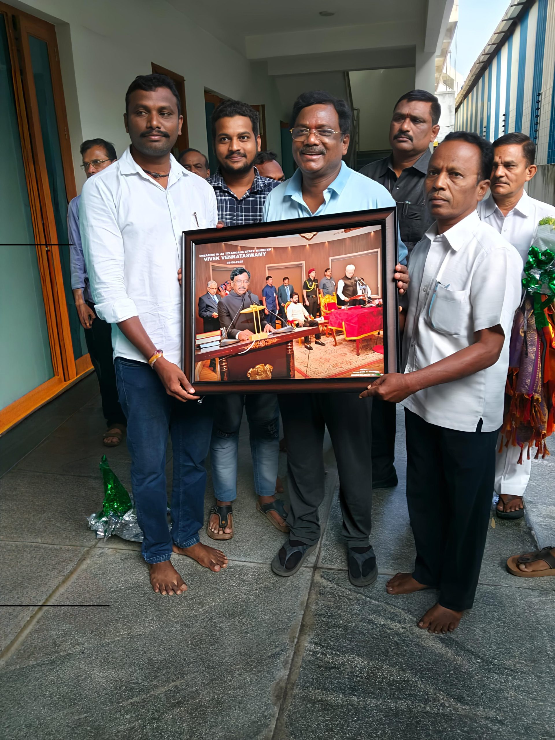 కార్మిక, మైనింగ్ శాఖ మంత్రికి , జ్ఞాపకను అందజేత