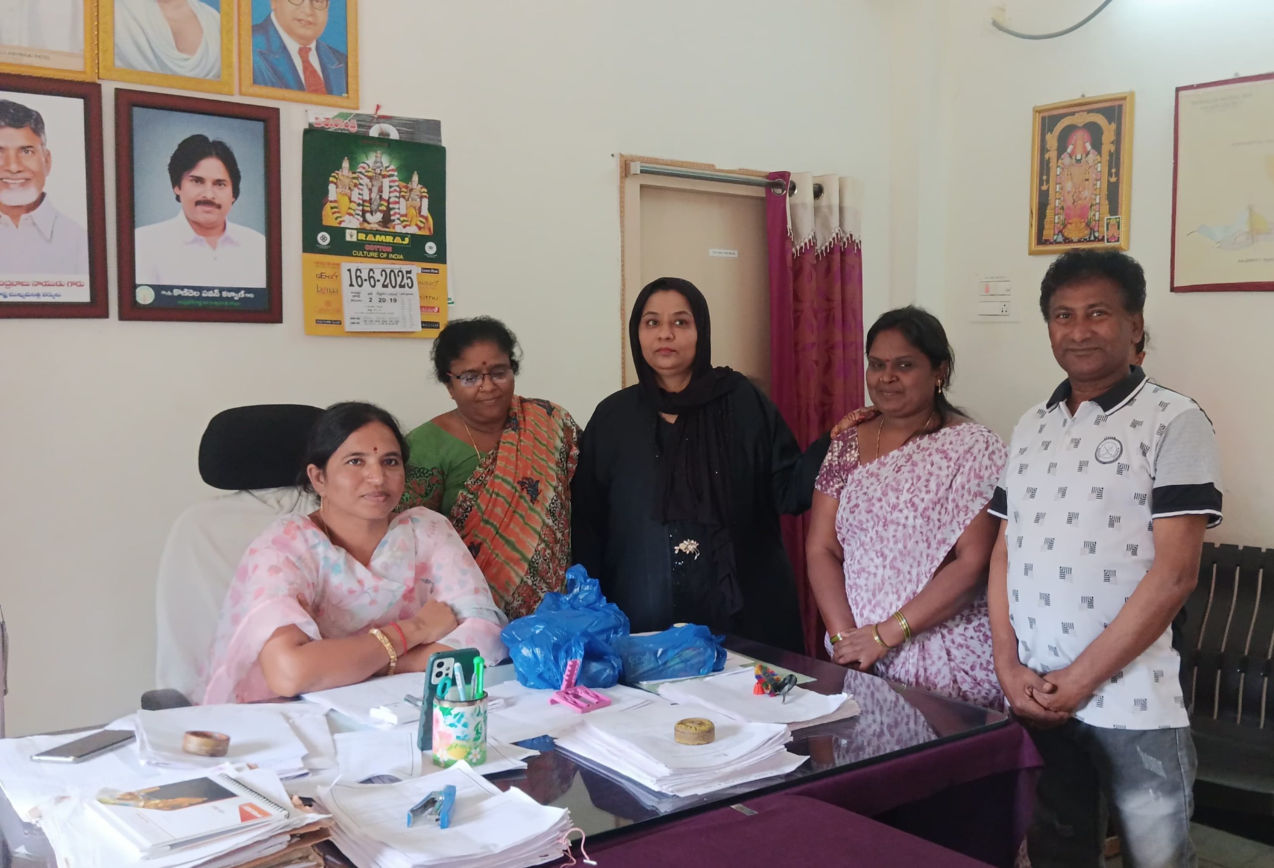 నూతన తహసీల్దార్ మర్యాద పూర్వకంగా కలిసిన రేషన్ డీలర్లు