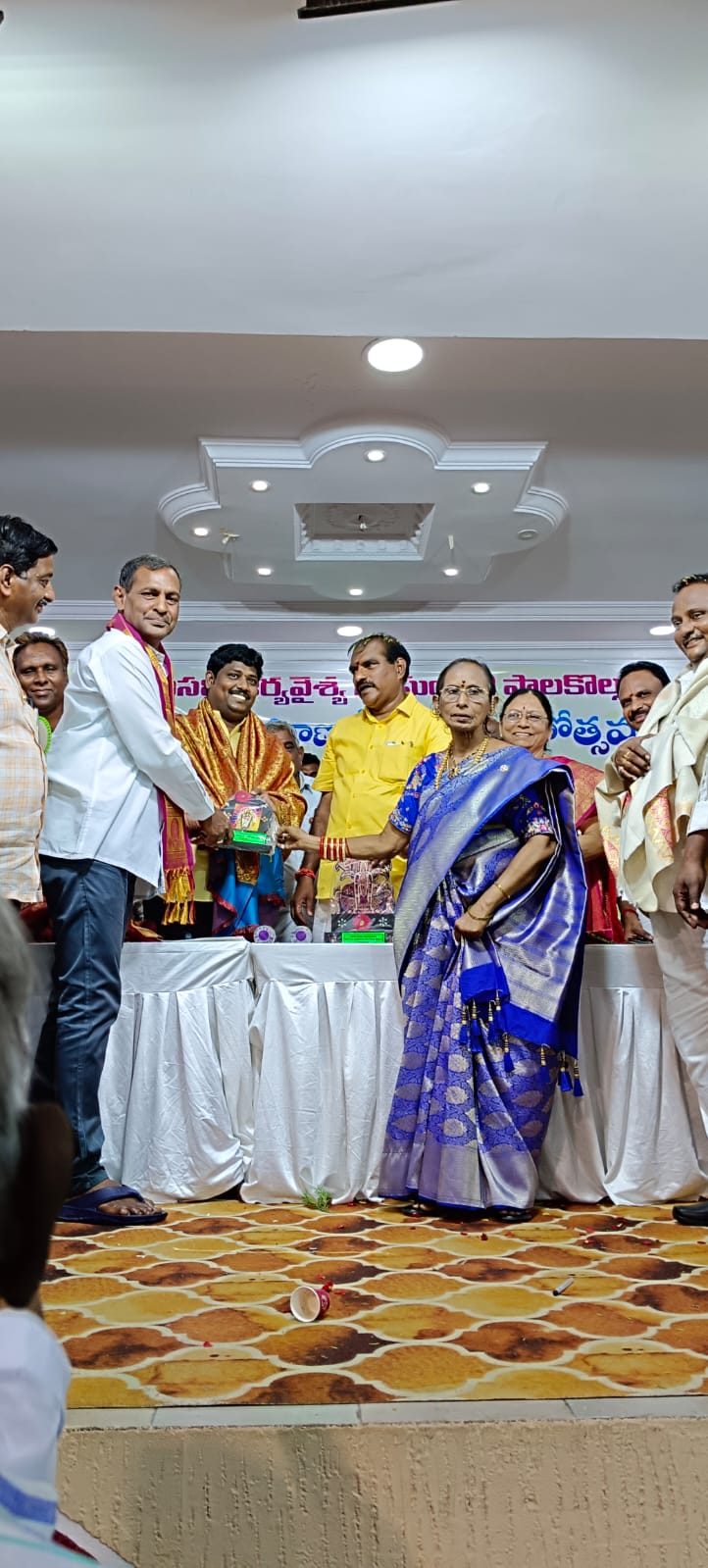 పాలకొల్లులో వాసవి ఆర్యవైశ్య సంఘం నూతన కార్యవర్గ ప్రమాణ స్వీకారం లో పాల్గొన్న , రాకేష్,