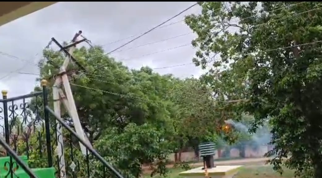 ఈదురు గాలులకు విరిగిన విద్యుత్ స్తంభంవెంటనే స్పందించిన విద్యుత్ శాఖ లైన్ మెన్