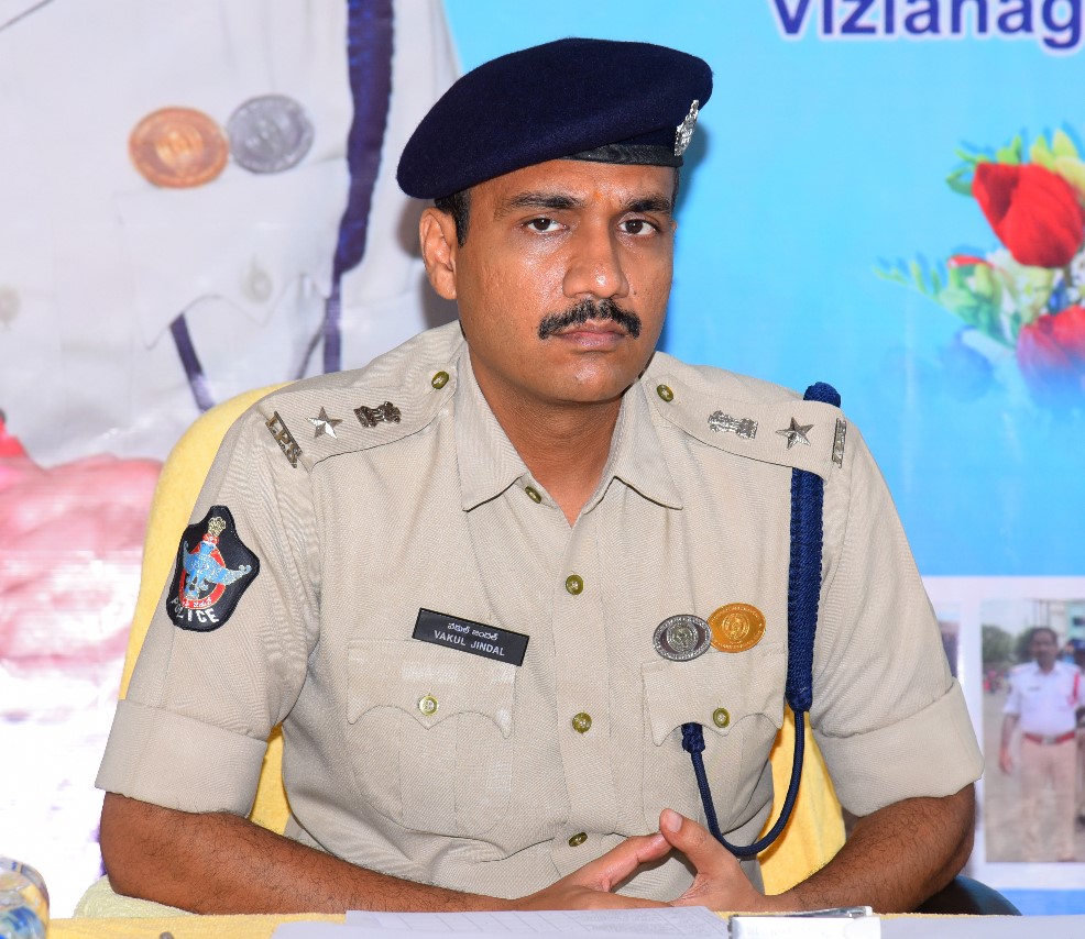 బహిరంగ ప్రదేశాల్లో మద్యం సేవిస్తే చట్టపరమైన చర్యలు తప్పవు