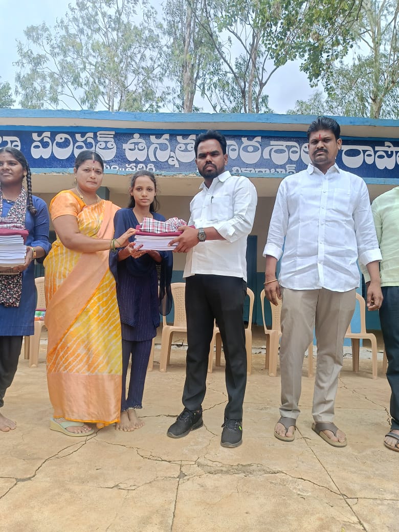 విద్యార్థులకు పుస్తకాలు యూనిఫామ్ పంపిణీ