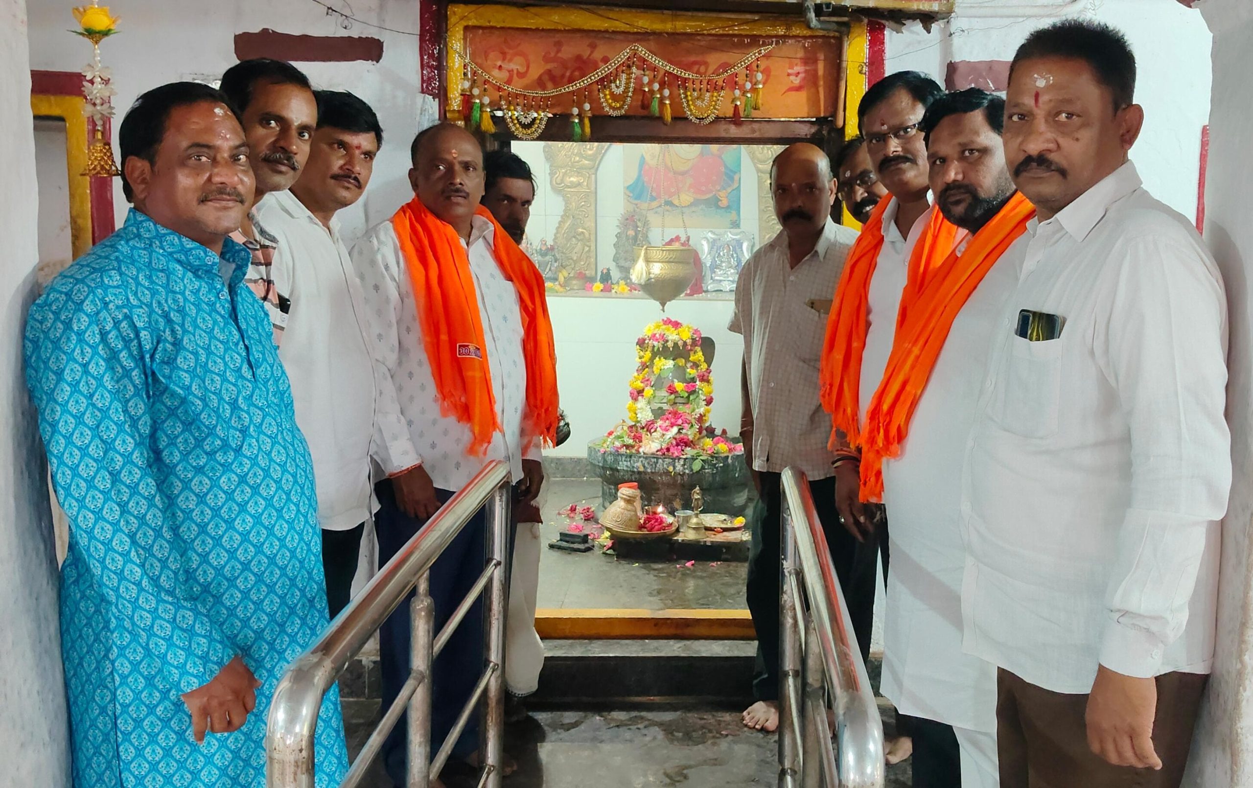 శ్రీ పాప నాశేశ్వరా దేవాలయం లో జరిగిన శ్రీ రుద్ర చండి హోమం లో పాల్గొన్న రాష్ట్ర బీసీ నాయకులు జర్నలిస్టు తెల్ల హరికృష్ణ