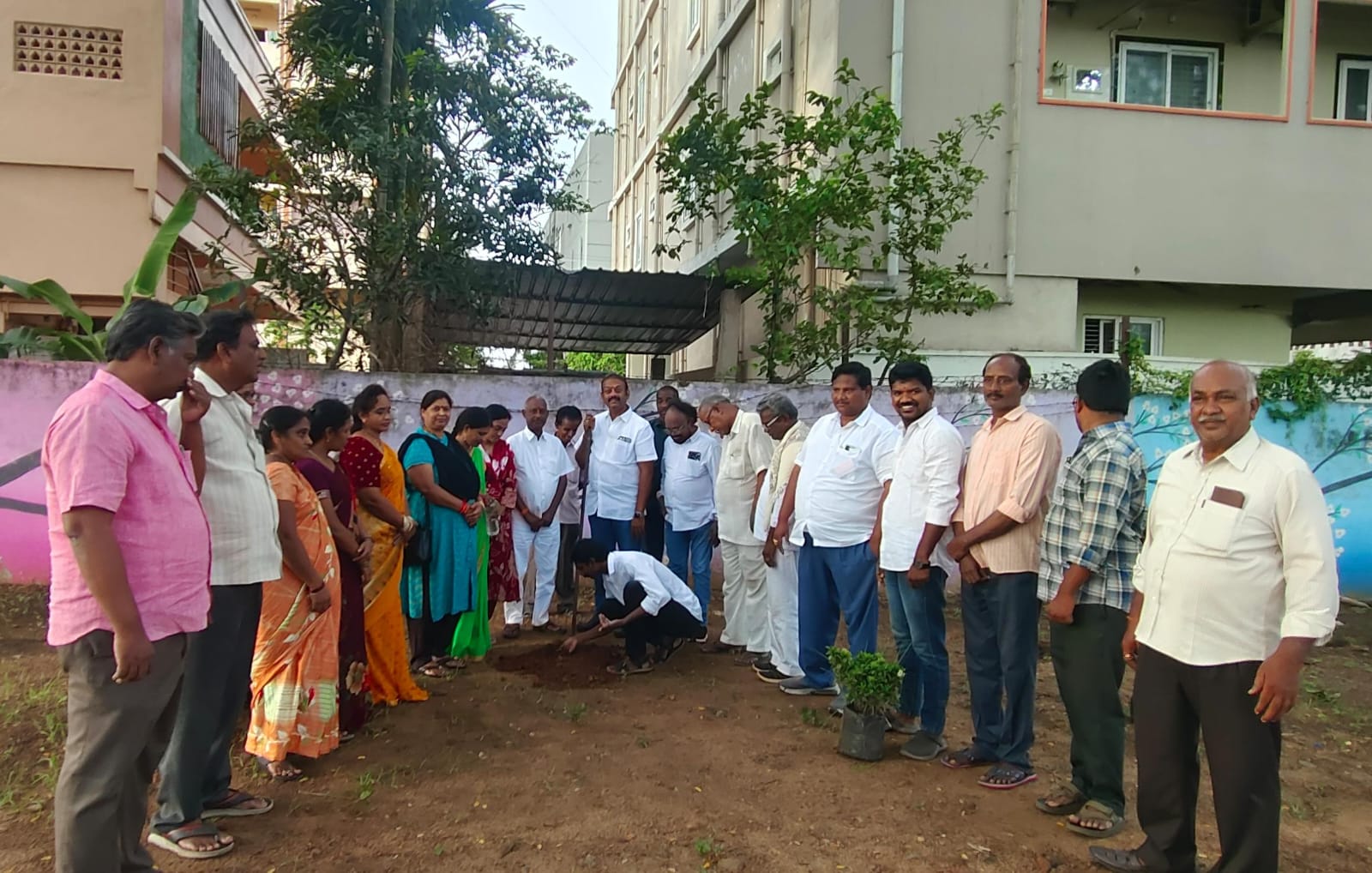 పర్యావరణ పరిరక్షణ కు ప్రధాన మోడీ పిలుపు మొక్కలు నాటిని బిజెపి నాయకులు