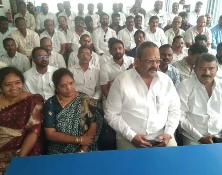ప్రజలను వెన్నుపోటు పొడిచిన చంద్రబాబు: మాజీ ఎమ్మెల్యే