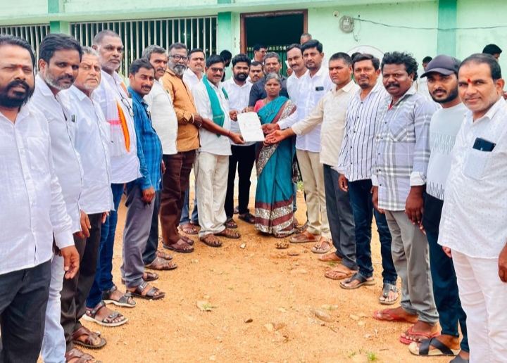 సీఎంఆర్ ఎఫ్ చెక్కుల పంపిణీ.వ్యవసాయ మార్కెట్ కమిటీ చైర్మన్ బుర్ర రాములు గౌడ్