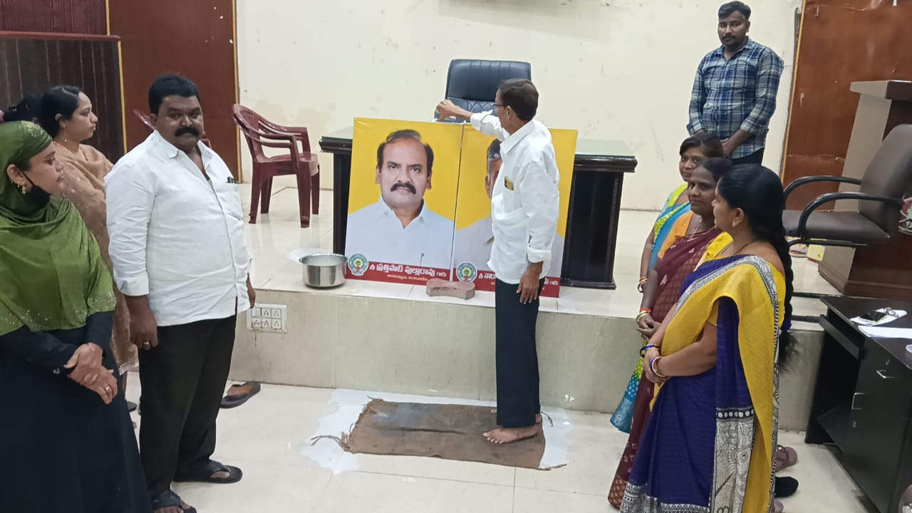 సీఎం చంద్రబాబు ఏమ్మెల్యే ప్రత్తిపాటి చిత్రపటానికి పాలాభిషేకం చేసిన మున్సిపల్ చైర్మన్