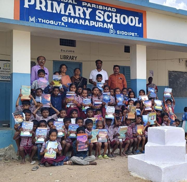 పుట్టినరోజు సందర్భంగా విద్యార్థులకు బహుమతిగా నోట్ పుస్తకాలు