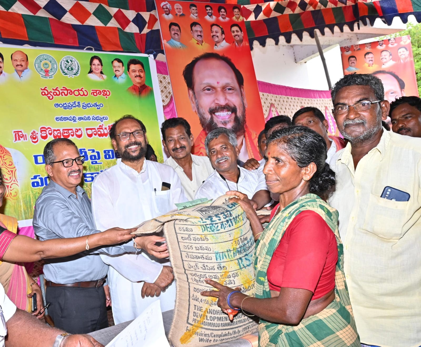 రైతుకు విత్తనాలు పంపిణీ చేస్తున్న కొణతాల