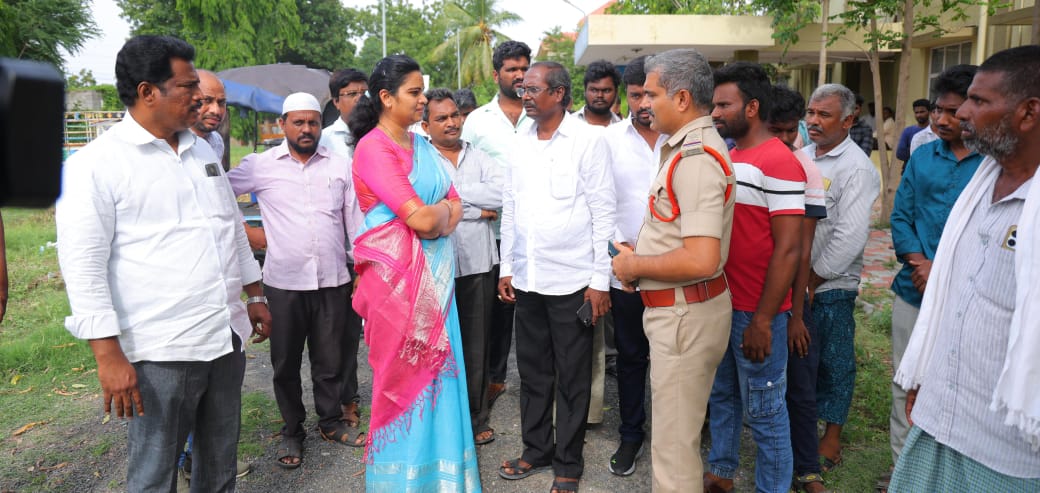 చిలకలూరిపేట నియోజకవర్గంలో ఒకే రోజు ఇద్దరు రైతులు అప్పుల బాధతో ఆత్మహత్య చేసుకున్నారు.