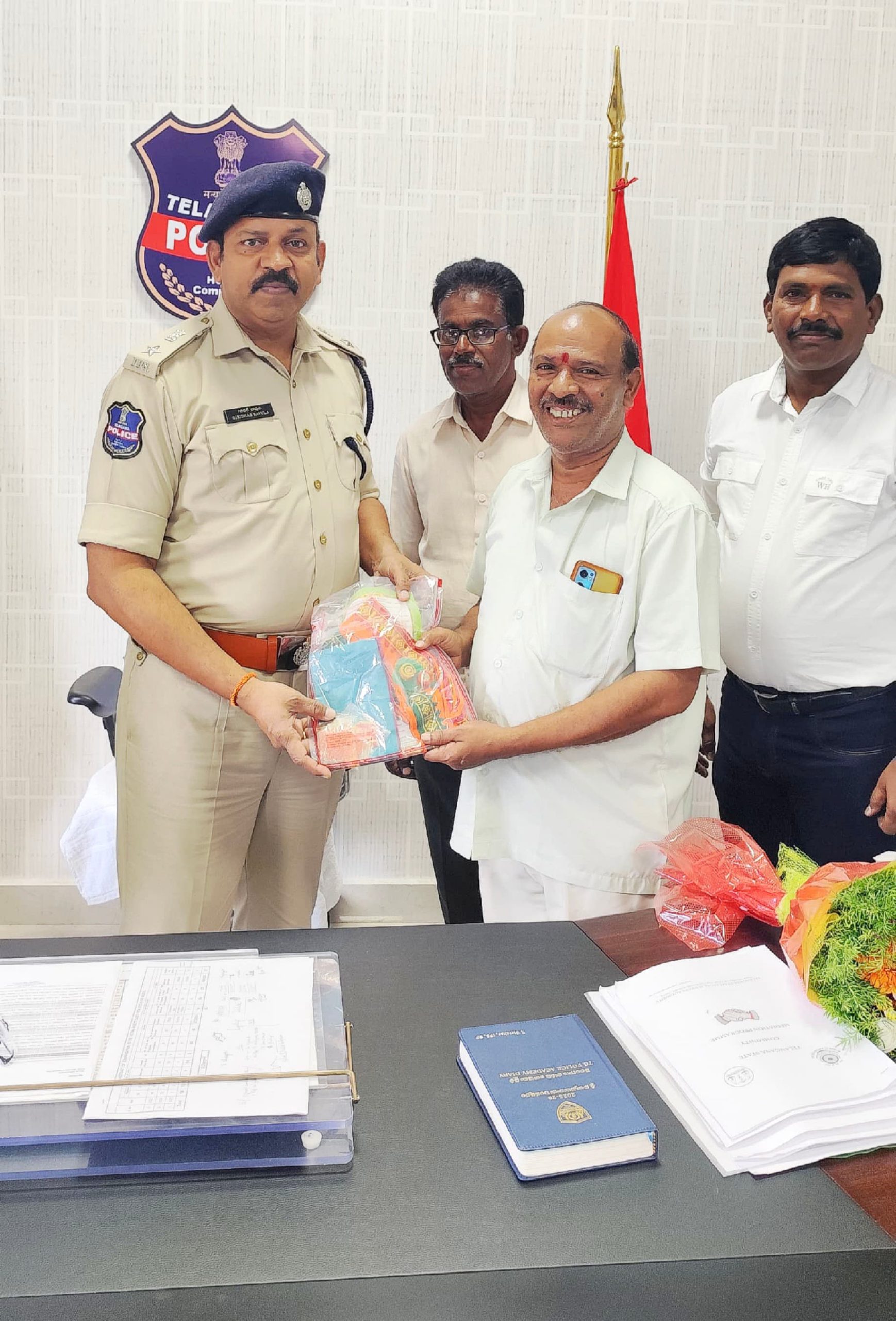 వనపర్తి జిల్లా ఎస్పీ గిరిధర్ కు తలంబ్రాలు అందజేసిన రామకోటి సంస్థ