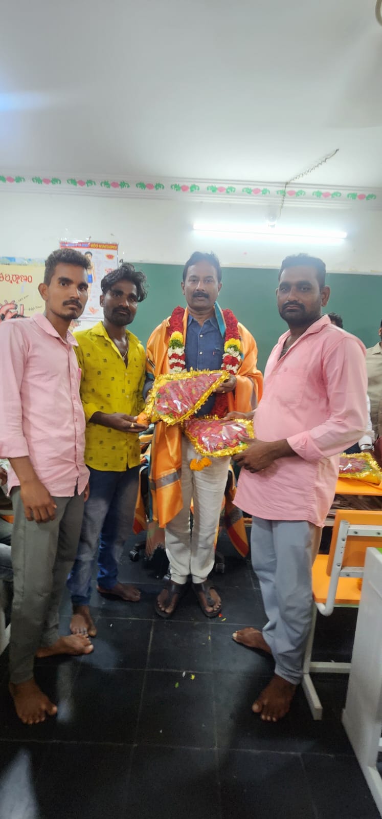 బదిలీపై వెళ్తున్న ఉపాధ్యాయునికి వీడ్కోలు పలికిన విద్యార్థులు
