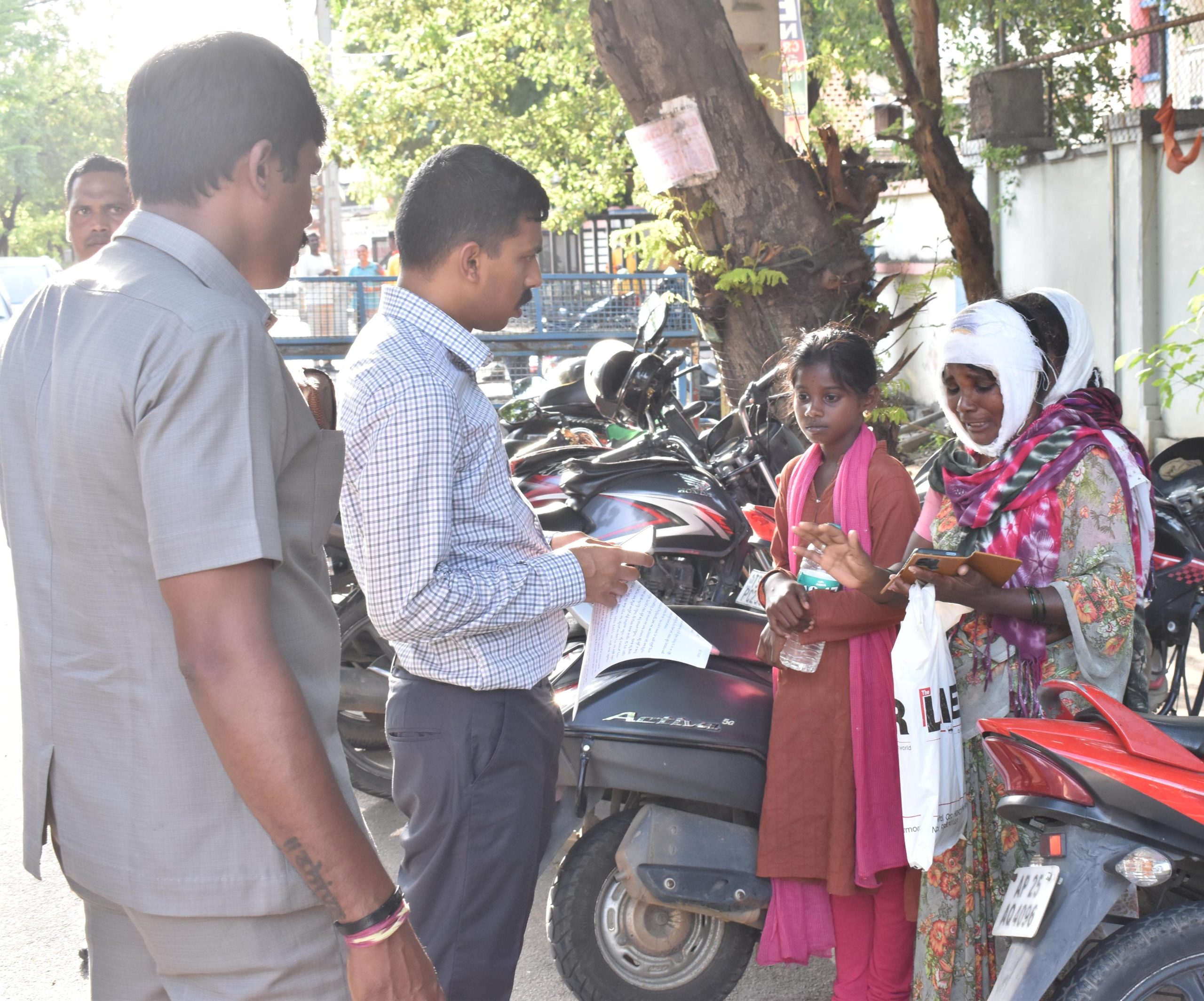 వృద్ధ ఫిర్యాదుదారురాలు పట్ల హుటాహుటిన స్పందించిన పోలీసు కమిషనర్..!