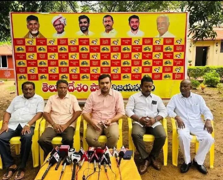 వైసీపీ పుస్తకాలు చెత్తబుట్టలో వెయ్యండి’