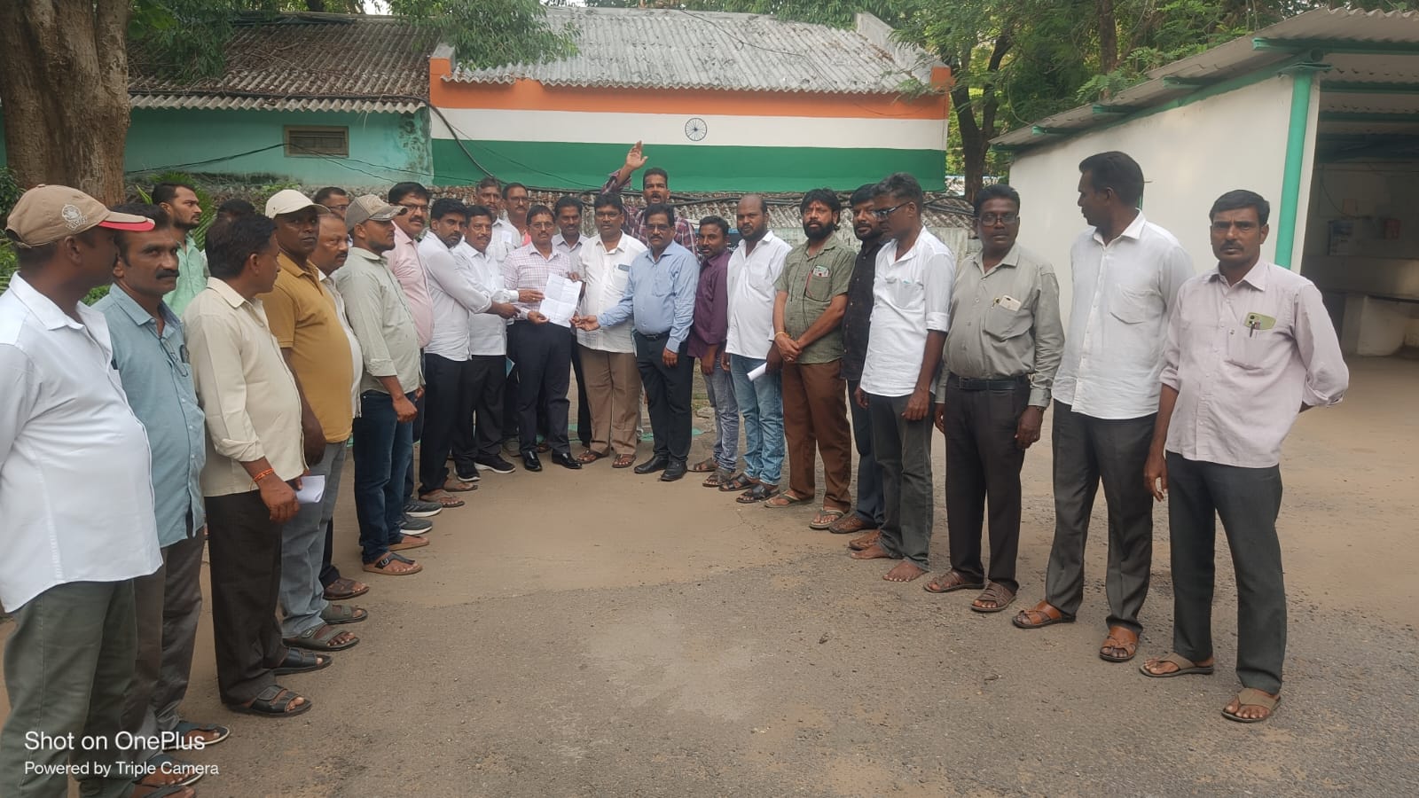 కొత్తగూడెంలో సౌదా కంపెనీ నిర్వహిస్తున్న ఉద్యోగాలను నియమకాల ప్రక్రియ నిలిపివేయాలని కోరుతూ సింగరేణి డివైజిఎం పర్సనల్ కి వినతిపత్రం ఇచ్చిన కార్మిక సంఘాల బృందం