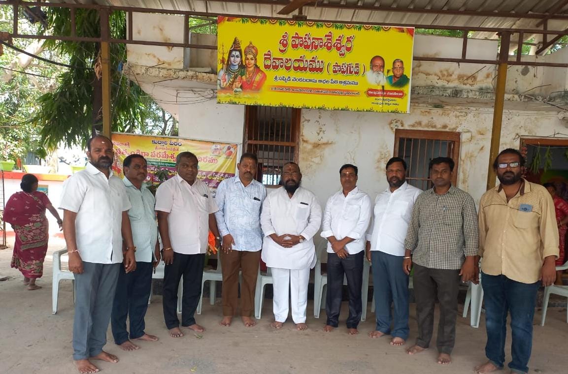 శ్రీ రుద్ర చండి హోమం పూర్ణాహుతి లో పాల్గొన్న పిల్లి శ్రీనివాస్ రావు, పగుడాల బాబు రావు