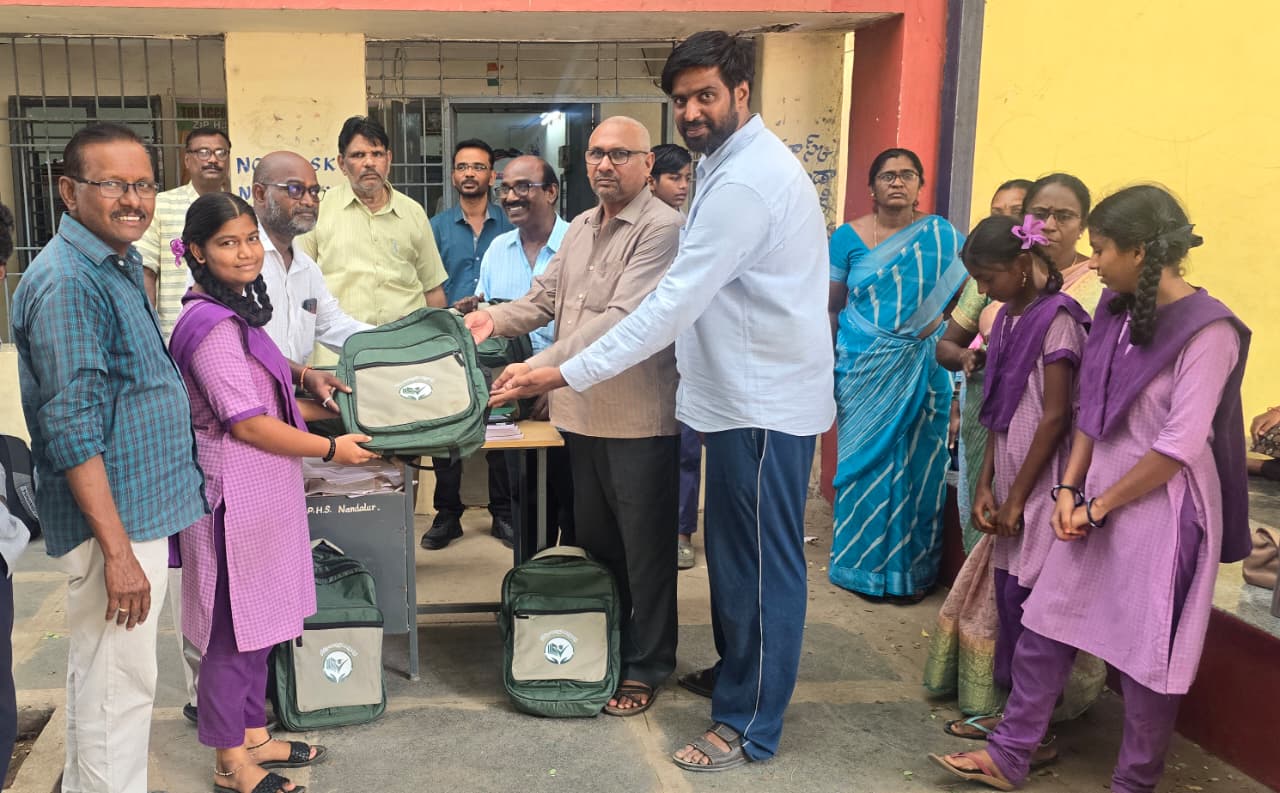 నందలూరు హై స్కూల్ లో సర్వేపల్లి విద్యా మిత్ర కిట్లు పంపిణీ.