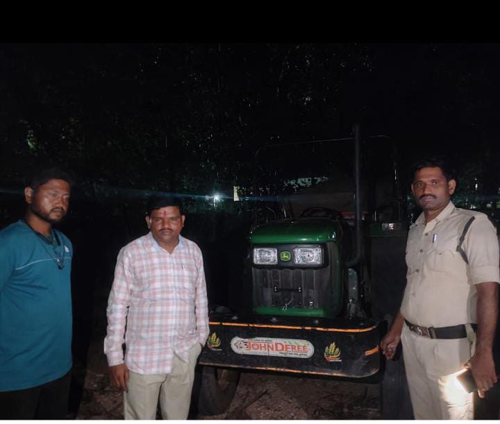 అక్రమంగా ఇసుక తరలిస్తున్న ఒక ట్రాక్టర్ ను పట్టుకున్న ఆర్ ఐ …