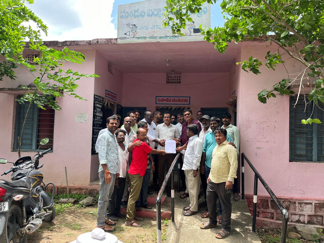 పత్రికేయుల పిల్లలకు ప్రైవేట్ పాఠశాలల్లో ఉచిత విద్య అందించాలని మండల విద్యాధికారికి వినతిపత్రం