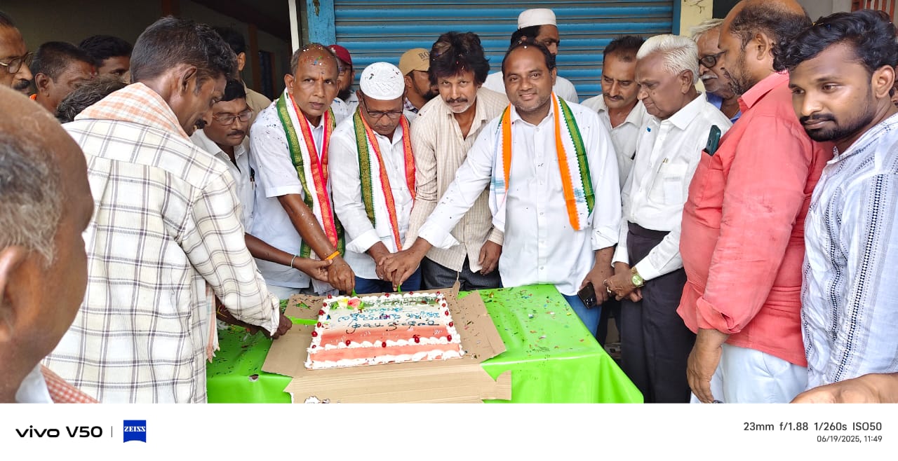దేశ ప్రజల రక్షకుడు-రాజ్యాంగ పరి రక్షకుడు రాహుల్ గాంధీ.