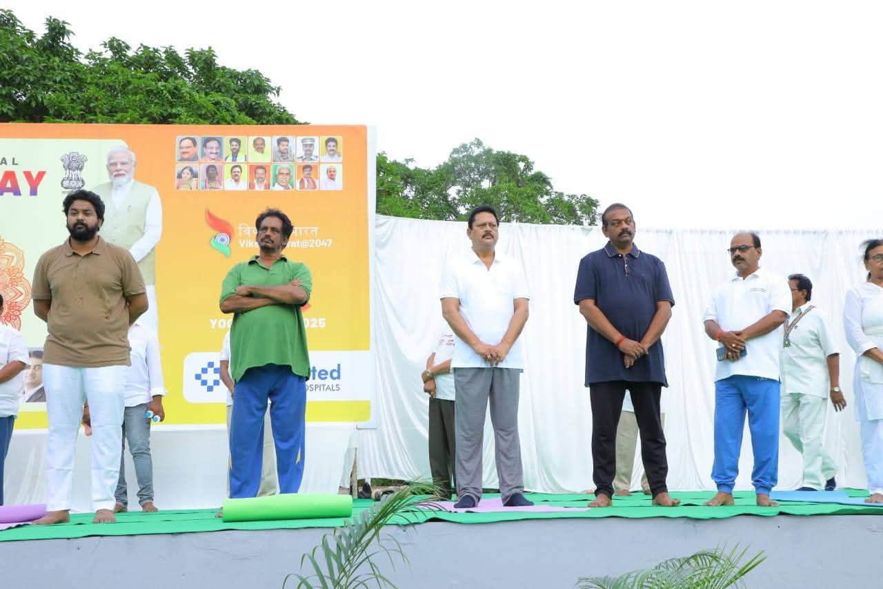 అమలాపురం కిమ్స్ వైద్య కళాశాల మైదానంలో మహా యోగేంద్ర కార్యక్రమం