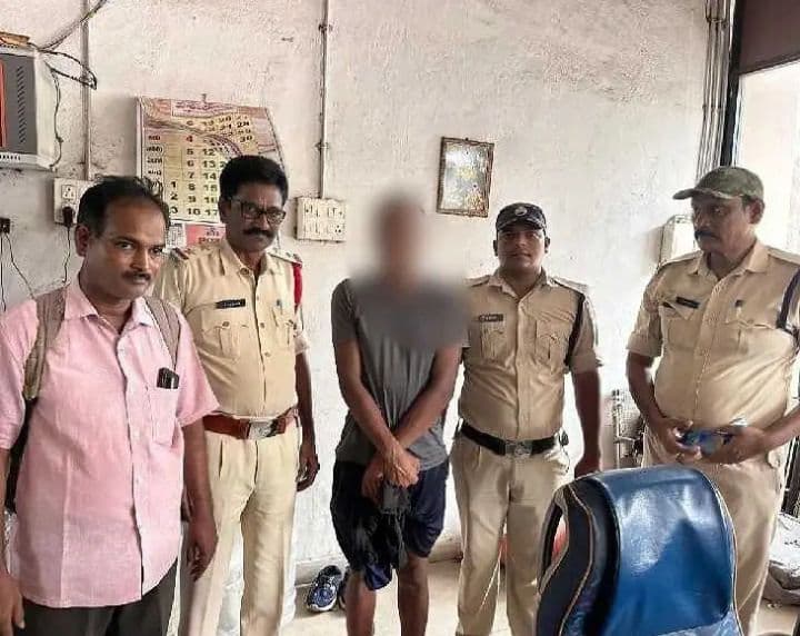 విజయనగరం కాంప్లెక్స్‌ వద్ద సెల్‌ ఫోన్‌ దొంగ అరెస్టు