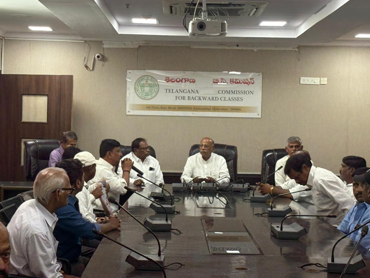 గొందళి సమాజ్ సంఘం ను బీసీ జాబితాలో చేర్చండి.బీసీ.కమిషన్ చైర్మన్ గోపిశెట్టి నిరంజన్ కు వినతి పత్రం అందజేసి ఏక్నాథ్ దున్గే.