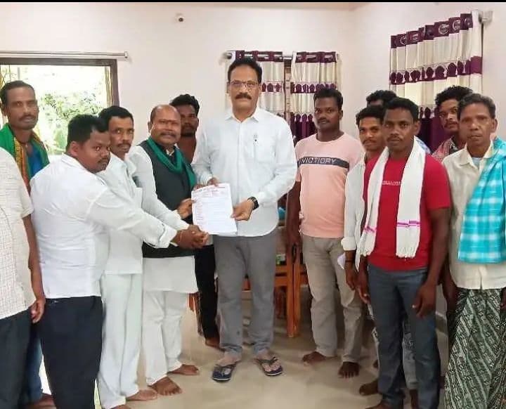 సాగు భూములు దక్కేలా చూడండి: గిరిజనులు