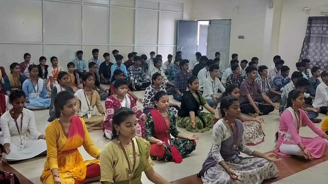 శ్రీనివాస అటానమస్ ఇంజనీరింగ్ కళాశాలలో 11 వ “అంతర్జాతీయ యోగా దినోత్సవ వేడుకలు” :
