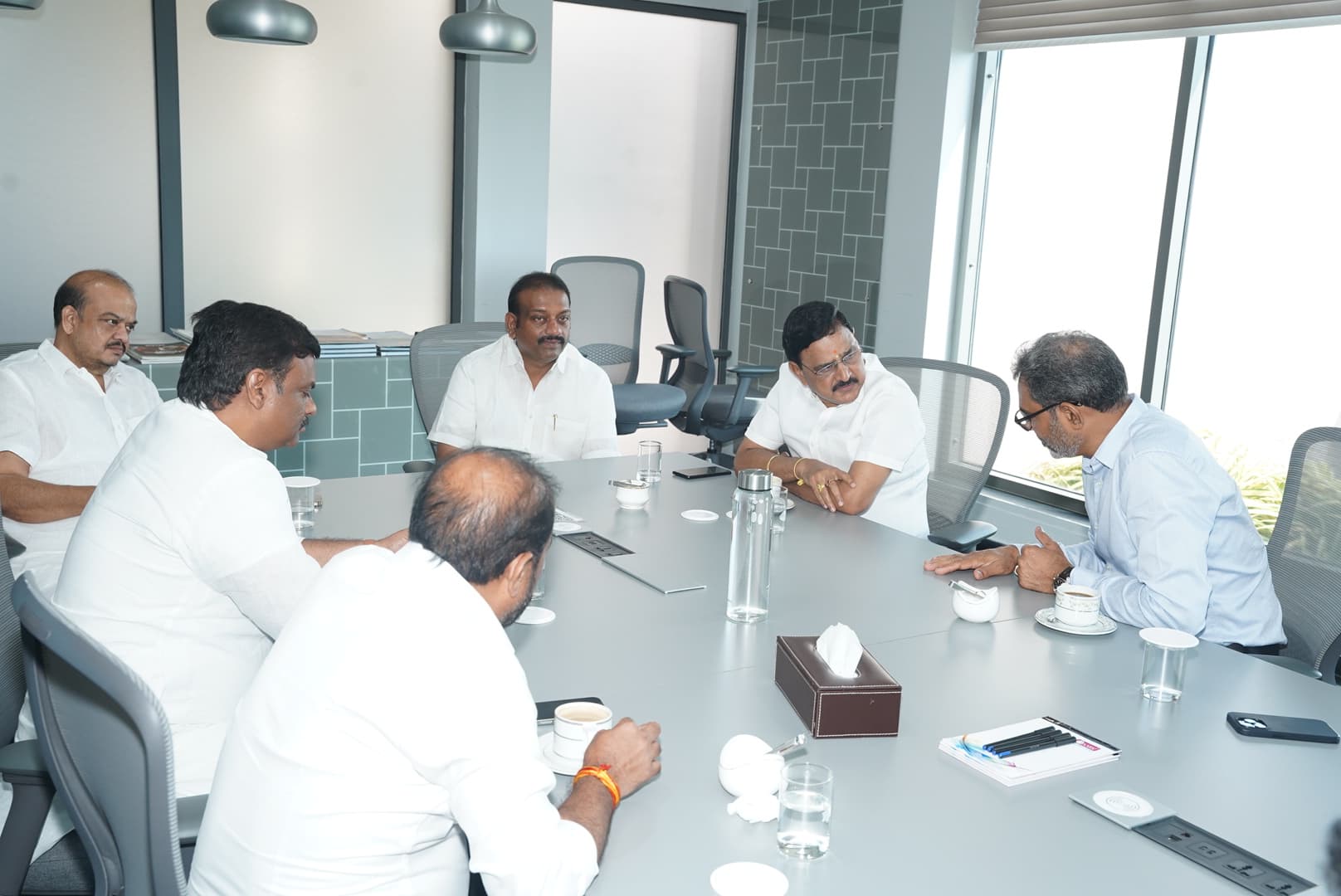యోగ డే సందర్భంగా వైజాగ్ లో బిజెపి పార్టీ ప్రముఖులతో పూర్వ అధ్యక్షులు కోనసీమ యాళ్ల దొరబాబు,