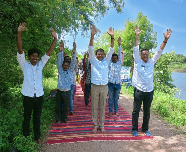 యోగ డే లో పాల్గొన్న ఎంపీడీవో