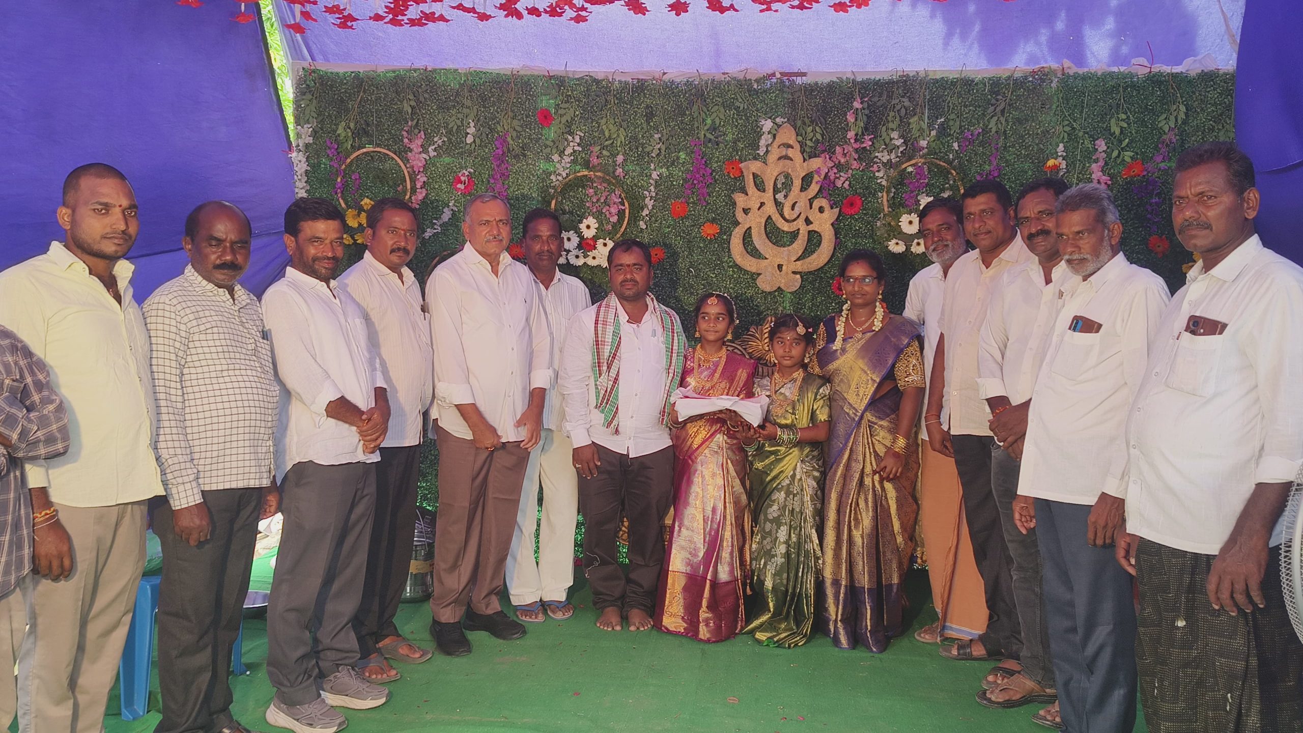 చిన్నారులను ఆశీర్వధించిన మాజీ ఎమ్మెల్యే గండ్ర…