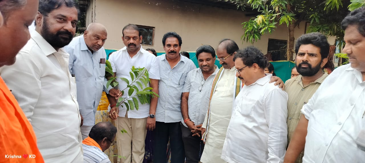 పాత ఇంజరం గ్రామంలో పార్టీ శ్రేణులతో కలిసి మొక్కలు నాటుతున్న ఎమ్మెల్సీ సోము వీర్రాజు