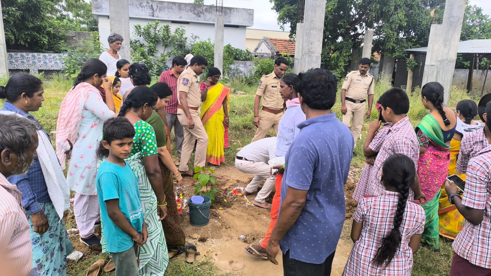విద్యార్థులతో కలిసి మొక్కలు నాటిన మునగాల పోలీస్ స్టేషన్ సిబ్బంది.