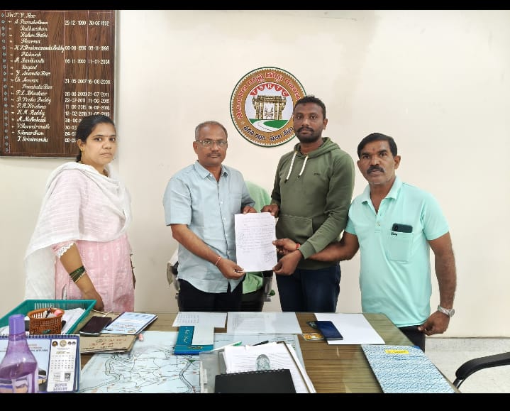 మాంతమ్మ ఆలయం వద్ద బస్ లు ఆపాలని వినతి