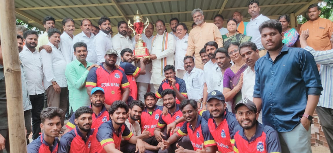యువత క్రీడల్లో రాణించాలి: వీర్రాజు