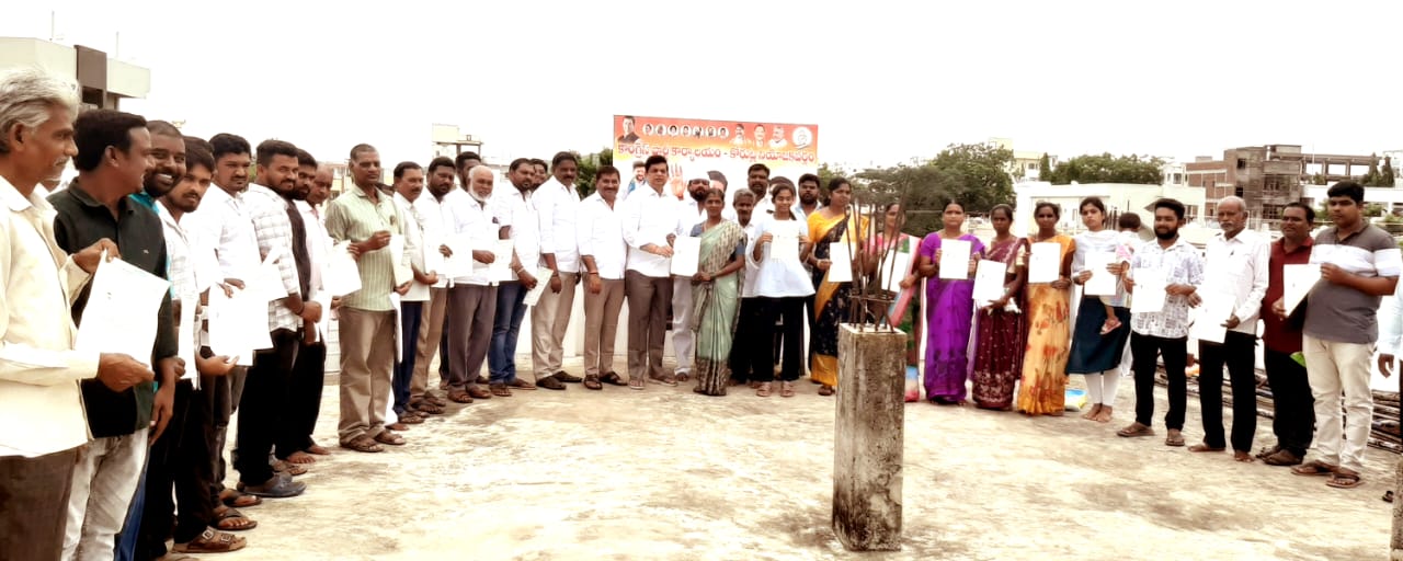 సీఎం సహాయ నిధి చెక్కులను పంపిణీ చేసిన సుజిత్ రావు(జగిత్యాల జిల్లా స్టాఫ్ రిపోర్టర్ బెజ్జరపు శ్రీనివాస్)