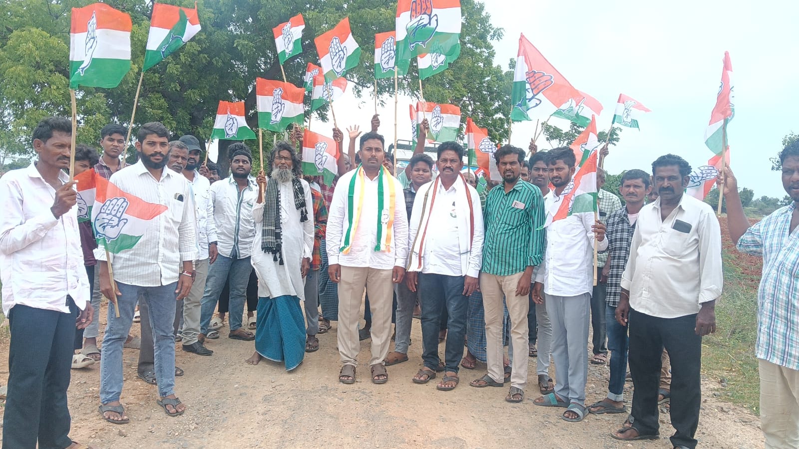 షర్మిల విస్తృత స్థాయి సమావేశమునకు తర్లుపాడు మండలం నుంచి భారీగా తరలి వెళ్లిన కాంగ్రెస్ శ్రేణులు