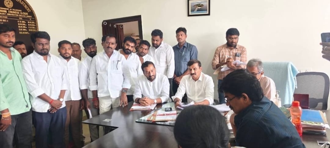 సిద్దిపేట: 12 గ్రామాల రైతులతో ఇరిగేషన్ అధికారాలతో ఎంపీ రఘునందన్ రావు సమావేశం