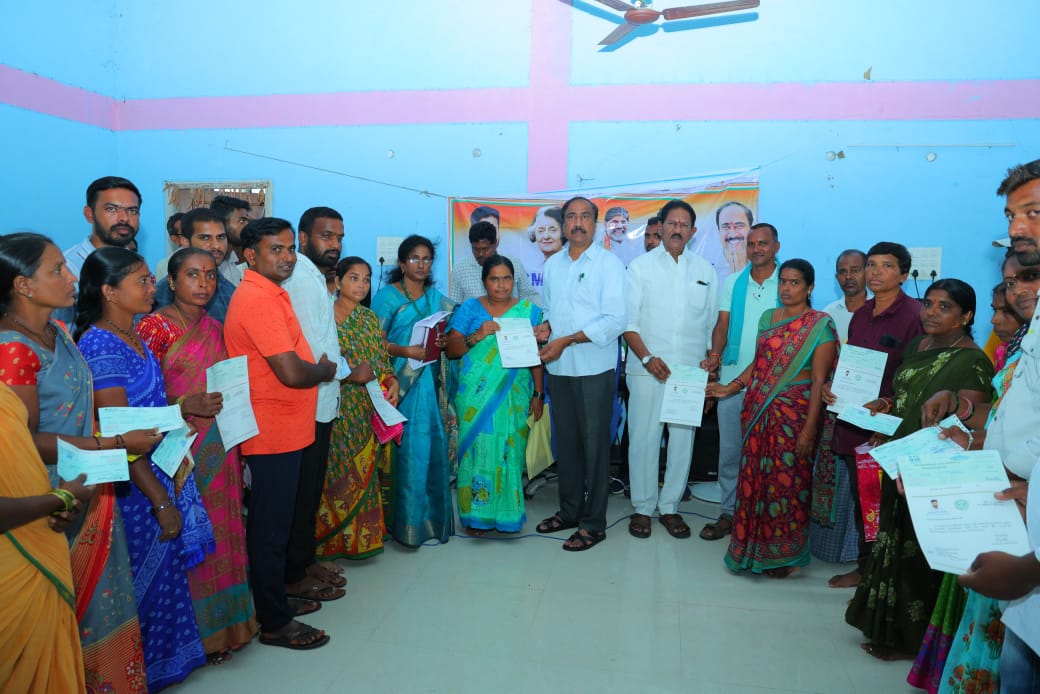 బీరు పూర్ మండలం లో కళ్యాణ లక్ష్మీ సిఎం రిలీఫ్ ఫండ్ పంపిణీ చేసిన ఎమ్మెల్యే డాక్టర్ సంజయ్ కుమార్
