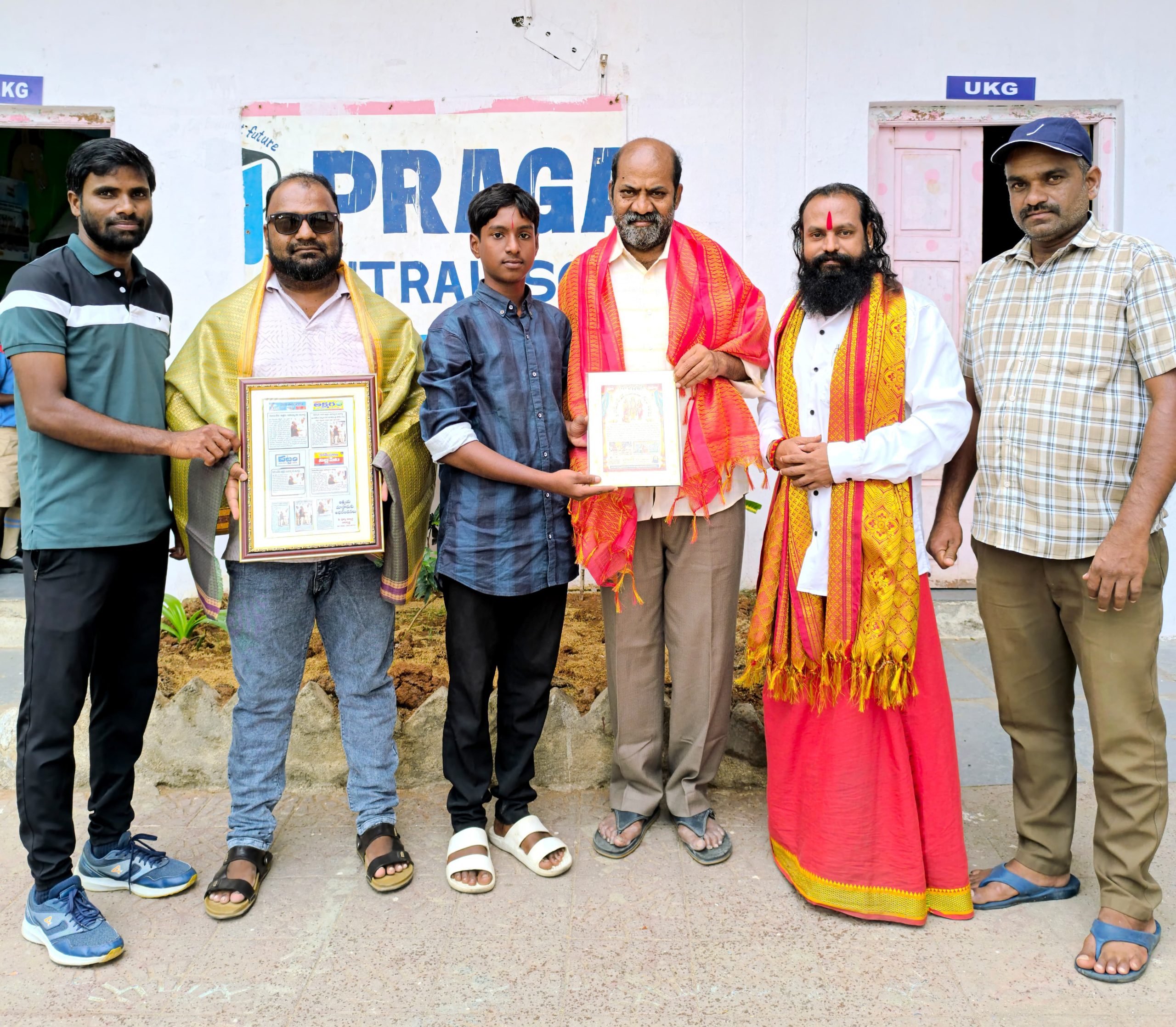 గురువులను సన్మానించిన విద్యార్థి రామకృష్ణ