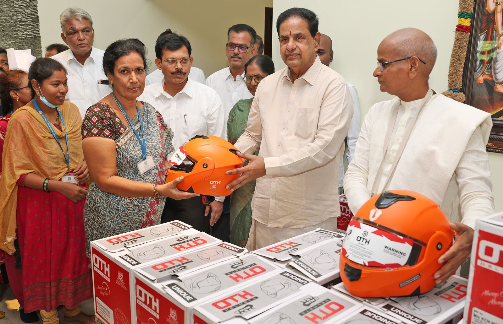 తిరుమల ఉద్యోగులకు హెల్మెట్ ల పంపిణీ :